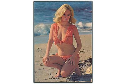 Kvinde ved stranden iført rød hullet bikini. Krüger u/no.