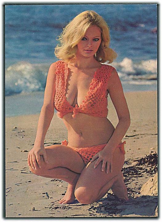 Kvinde ved stranden iført rød hullet bikini. Krüger u/no.