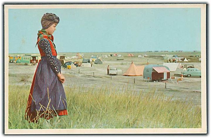 Pige i nationaldragt ved Campingpladsen i Lakolk, Rømø. K. Witt-Møller, serie no. 6700-346. 