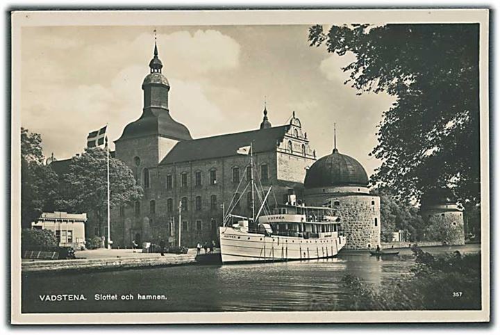 Rutebåd Astrea ved havnekajen foran slottet i Vadstena, Sverige. K. Björlingson no. 357. Fotokort. 
