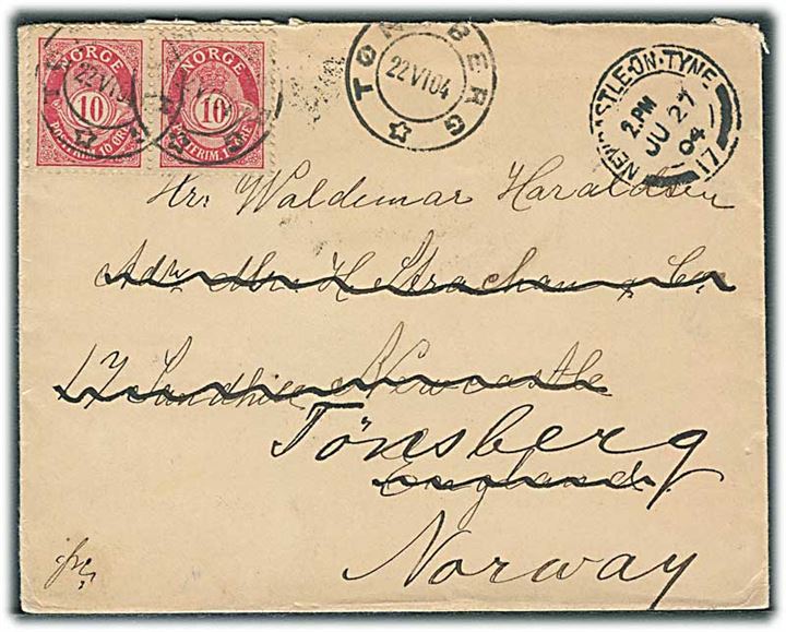10 øre Posthorn i parstykke på brev fra Tønsberg d. 22.6.1904 til Newcastle on Tyne, England. Eftersendt til Tønsberg, Norge.