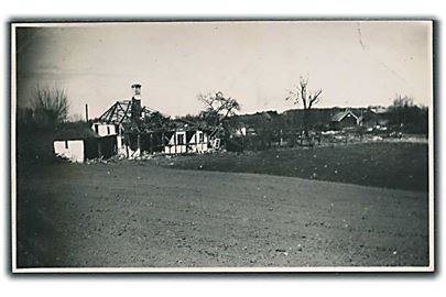 Bombeskadet hus på Skelmosevej, Gudme efter britisk bombenedslag i 1942. Foto 6½x10½ cm.