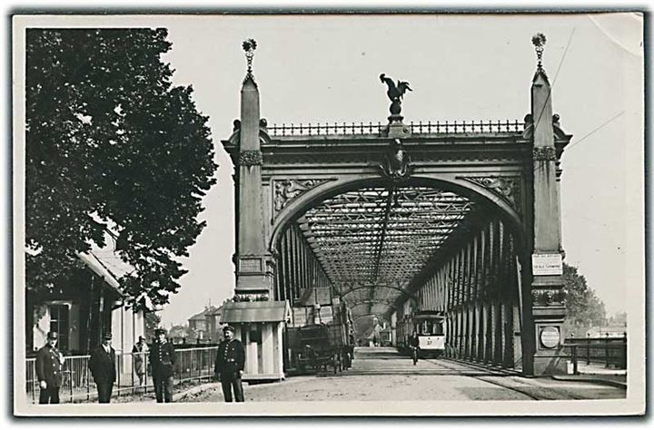 Port du Rhin i Strasbourg. Fotokort no. 350 c. Sporvogn no. 37 ses på broen. Hjørneknæk. 