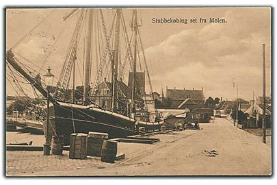 Stubbekøbing set fra Molen. Stort træskib ved molen. Niels Bruuns Forlag u/no. 