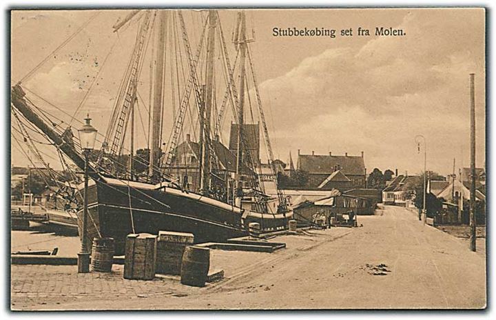 Stubbekøbing set fra Molen. Stort træskib ved molen. Niels Bruuns Forlag u/no. 