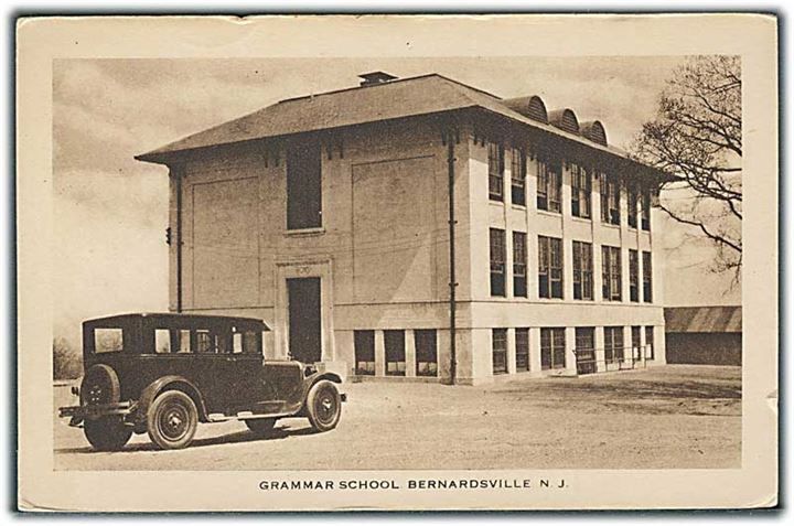 Bil foran Grammar School Bernardsville, New Jersey. The Eagle Post Cars Co. u/no. 