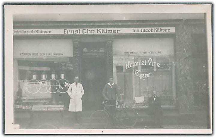 Tønder, Storegade 10. Ernst Chr. Klürver, Kolonial, Vin og Cigarhandel. Fasa u/no. Fotokort. 