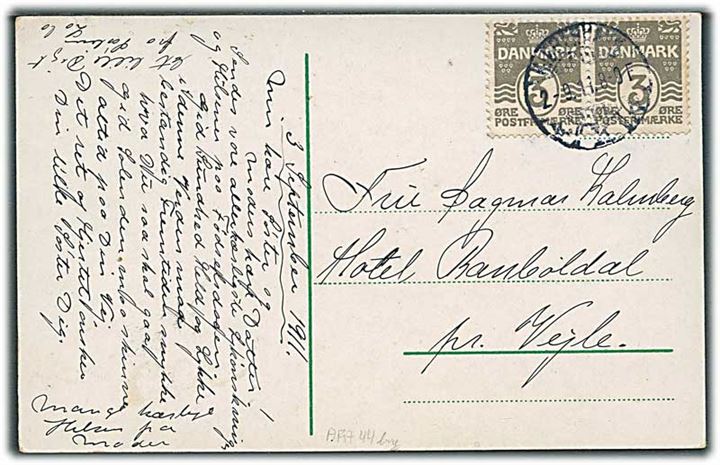 3 øre Bølgelinie i parstykke, venstre mærke med variant Lille T i Post, på brevkort fra Kjøbenhavn d. 2.9.1911 til Vejle. AFA: 1000,-