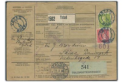 15 øre og 145 öre Gustaf på internationalt adressekort for pakke fra Ystad d. 17.2.1926 via Malmö til Skive, Danmark. Blå pakke-etiket fra Toldpostkontoret.