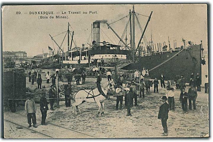 Le Travail au Port. (Bois de Mines) i Dunkerque. Af/pålæsning af træstolper på skibet. Cayez no. 89. 