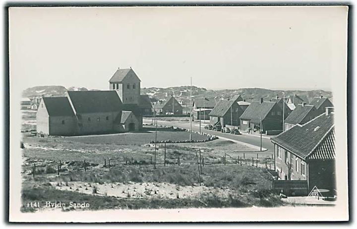 Parti fra Hvide Sande med bla. Kirken. Fotokort. Pors no. 1141. 