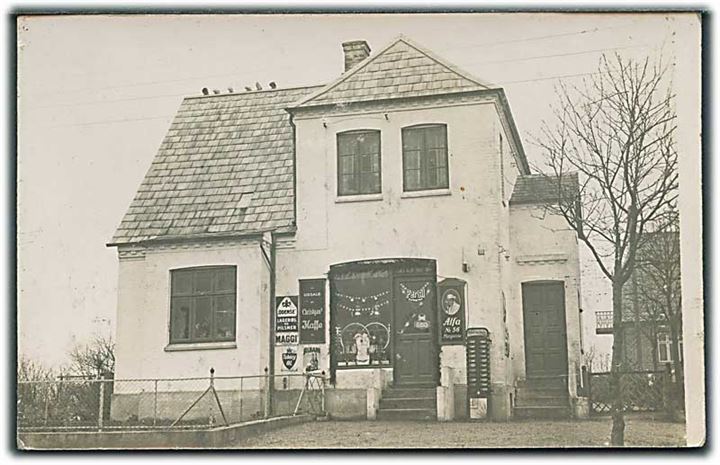 Butik Facade: no. 19: A. Nielsens Kolonial handel. Sted ukendt. Fotokort u/no. 