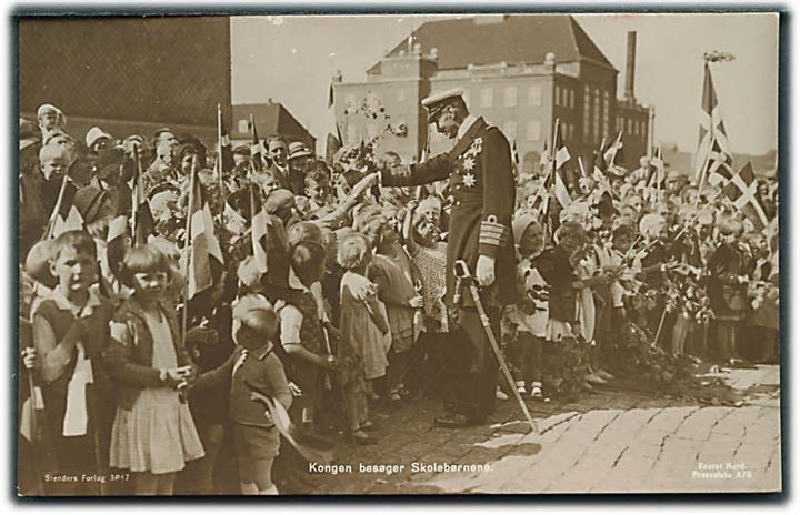 Kongen Christian 10. besøger skolebørnene. Pressefoto A/S. Fotokort. Stenders no. 3047.