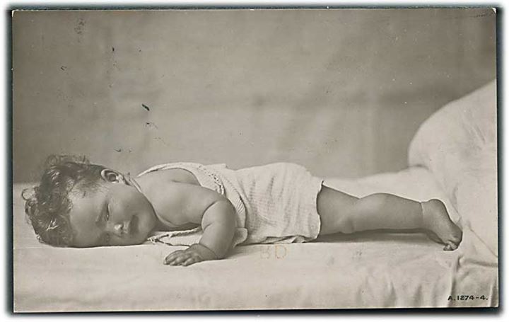 Utilfreds barn ligger i sengen. Fotokort. A. 1274-4. 