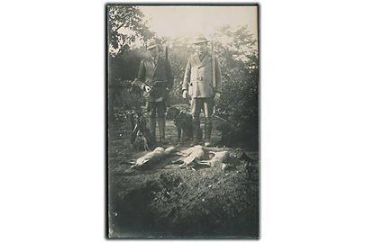 2 jægere & deres jagthunde med byttet foran sig. Bla. Ræve og fugle. Sted ukendt. Fotokort Leonar no. 1540. 