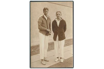 2 fine herrer muligvis på vej/hjem fra tennis. Sted ukendt.  Fotokort no. 77. 