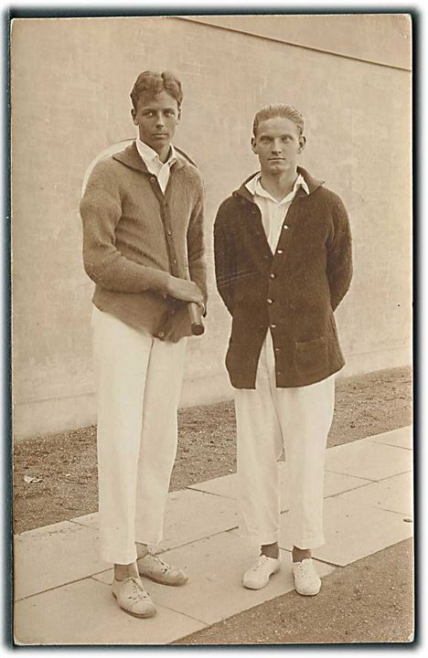 2 fine herrer muligvis på vej/hjem fra tennis. Sted ukendt.  Fotokort no. 77. 