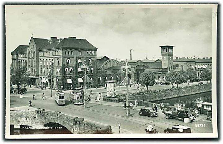 Centralstationen i Malmö. Sporvogne linie 1 og 3 samt biler på broen. Fotokort no. 38726.  