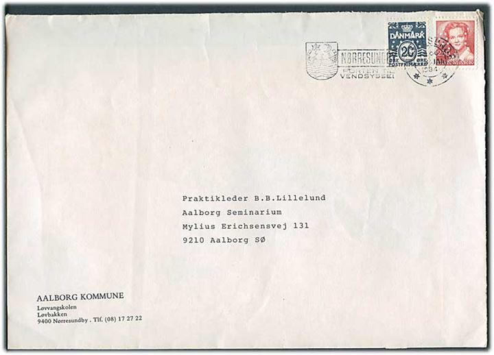 20 øre Bølgelinie og 2,50 kr. Margrethe med perfin “AK” på stor kuvert fra Aalborg Kommune stemplet Nørresundby d. 18.1.1984 til Ålborg.