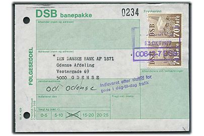 DSB 700 øre Fragtmærke i parstykke med perfin “LB” på fragtbrev for banepakke fra Nørrebro (?) d. 13.10.1977 til Den danske Bank i Odense.