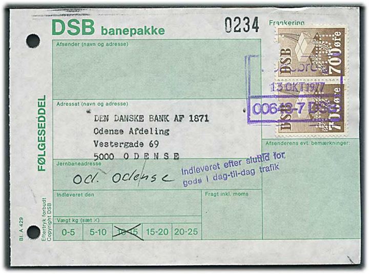 DSB 700 øre Fragtmærke i parstykke med perfin “LB” på fragtbrev for banepakke fra Nørrebro (?) d. 13.10.1977 til Den danske Bank i Odense.