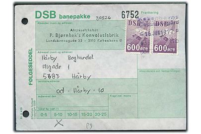 DSB 600 øre Fragtmærke i parstykke med perfin “P.B.” på DSB banepakke fragtbrev fra firma P. Bjørnbak’s Konvolutfabrik i København d. 16.6.1977 til Hårby.