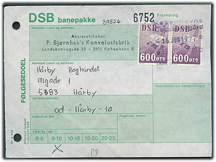 DSB 600 øre Fragtmærke i parstykke med perfin “P.B.” på DSB banepakke fragtbrev fra firma P. Bjørnbak’s Konvolutfabrik i København d. 16.6.1977 til Hårby.