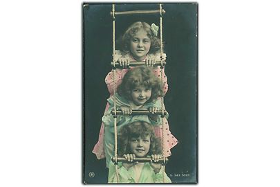 3 piger i farverige kjoler på en rebstige. Fotokort. R. P. H., S. 523 5520. 