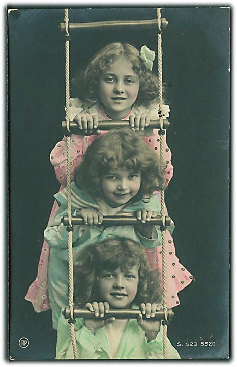 3 piger i farverige kjoler på en rebstige. Fotokort. R. P. H., S. 523 5520. 