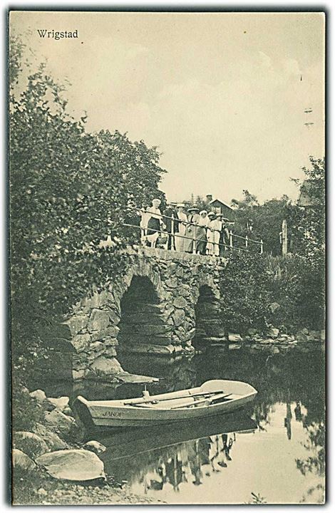 Wrigstad i Sverige. Mennesker står på bro og kigger ned på robåden Jakob. J. K. Bengtson u/no. 