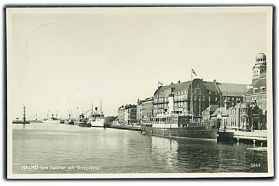 Malmö. Inre Hamnen och Skeppsbron. Skibe ses. Bla. Øresund. Havnefyr til venstre. A. B. Alga no. 3844. Fotokort. 