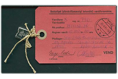 Manila-mærke Beskadiget (uforskriftsmæssigt behandlet) værdiforsendelse F32 (10-68) for værdibrev fra Skive d. 30.8.1995 til København. Brevet nedlagt i plomberet sæk pga. frimærkerne sat for tæt jf. bagsiden.