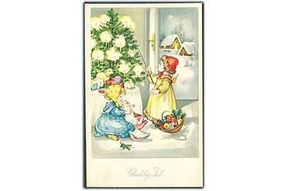 Glædelig Jul. Pige tænder lys på juletræ, mens anden pige sidder på gulvet med dukke. Rudolf Olsen Kunstforlag u/no. 