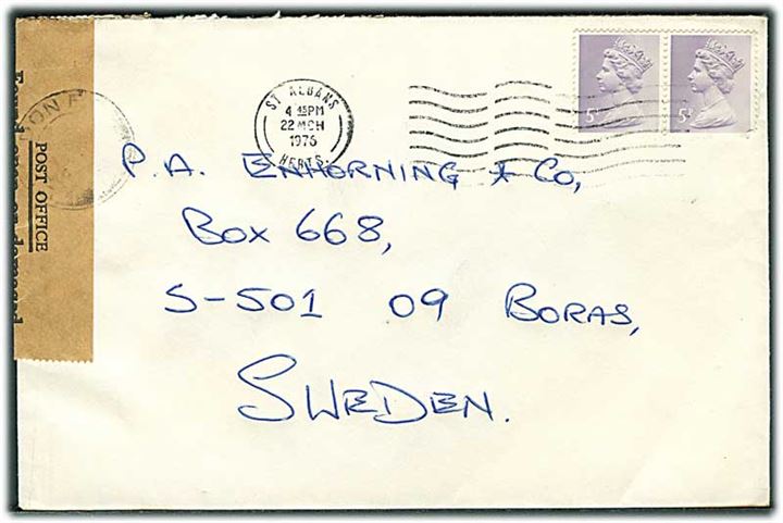 5d Elizabeth i parstykke på brev fra St. Albans d. 22.3.1976 til Borås, Sverige. Indgået beskadiget og lukket med officiel banderole.