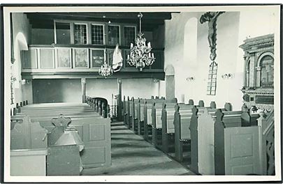 Vedersø Kirke indvendig. (Kirken er landskendt, efter digterpræsten Kaj Munk blev henrettet af Gestapo i 1944 under besættelsen. Han havde da været sognepræst på stedet siden 1924). Fotokort. Stjerne-Foto no. 26041. 