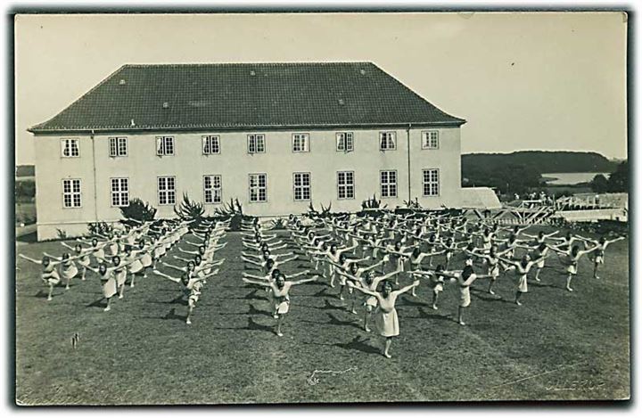 Kvindelige gymnaster ved Ollerup Stævnet 1935. Carl Slej. Fotokort u/no. 