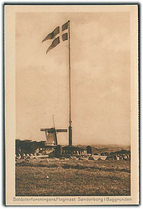 Soldaterforeningens Flagmast foran Dybbøl Mølle. Sønderborg ses i baggrunden. Chr. Qvist u/no. 