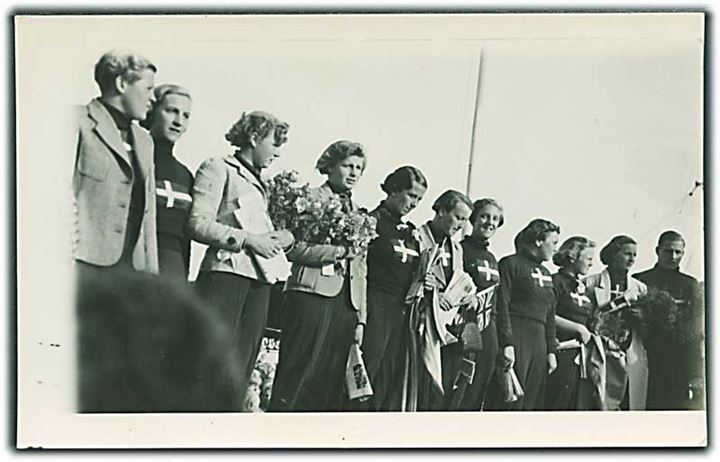 Danske svømmepigers hjemkomst fra Europamesterskabet i London 1938. Fotokort u/no. 