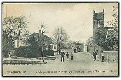 Gadeparti med Kirken og Thomas Kingo Monumentet i Slangerup. Stenders no. 5720.