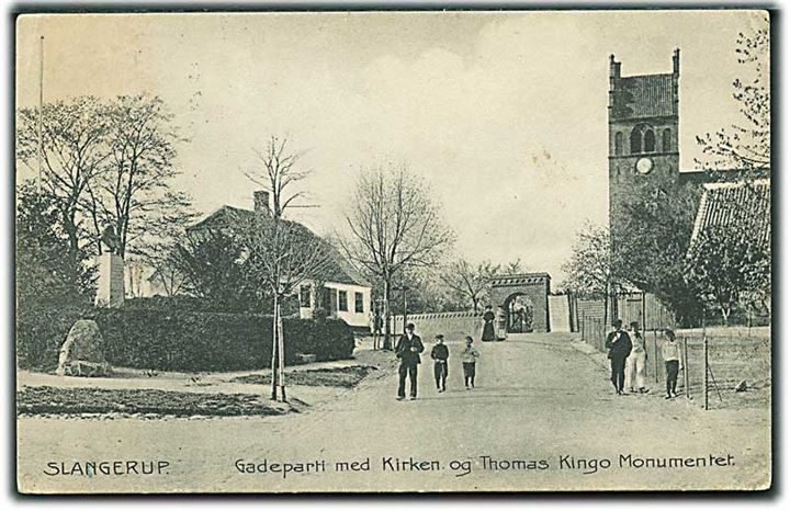 Gadeparti med Kirken og Thomas Kingo Monumentet i Slangerup. Stenders no. 5720.