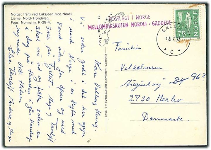 75 øre på brevkort fra Nordli annulleret med svensk stempel Gäddede d. 13.7.1973 og sidestemplet Postlagt i Norge / Mellomriksruten Nordli - Gäddede til Herlev, Danmark.