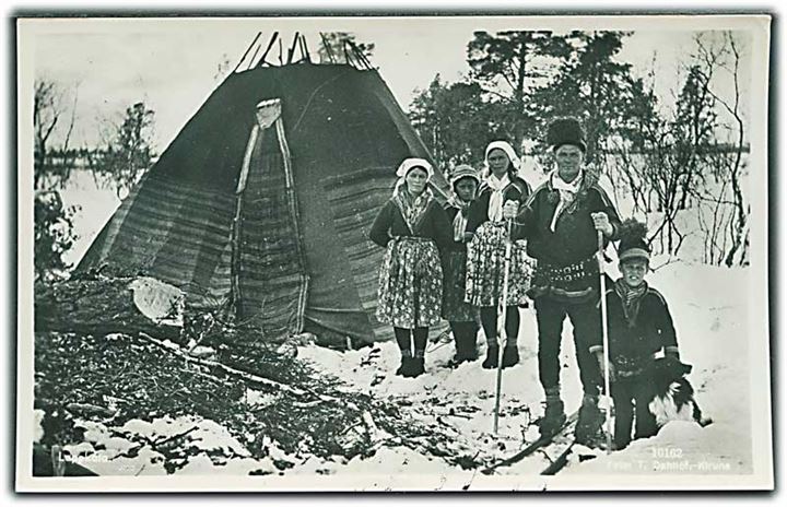 Lappkåta. Familien foran teltet. Tåghemmet Lappland, Finland. T. Dahllöf no. 10162. Fotokort. 