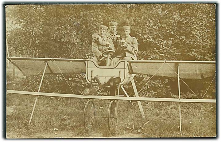 Soldater på attrap-flyvemaskine. Fotokort sendt 1913. Atelier Wahrmann, Lockstedter Lager.