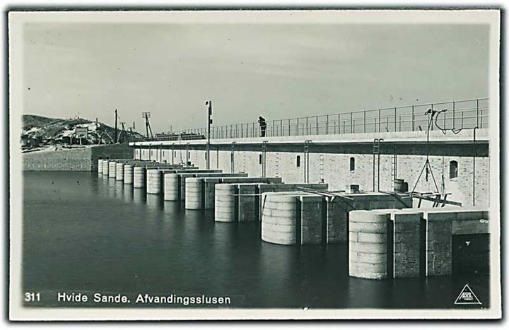 Afvandingsslusen i Hvide Sande. Pors no. 311. Fotokort. 