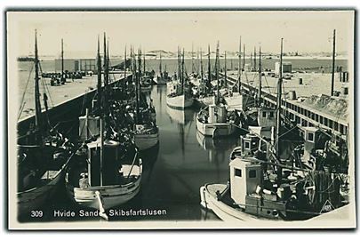Skibsfartslusen med skibe i Hvide Sande. Pors no. 309. Fotokort. 