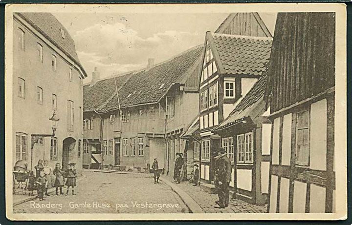 Gamle huse paa Vestergrave i Randers. Stenders no. 12485.