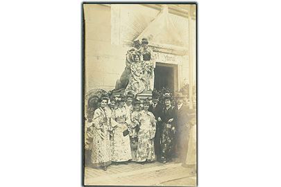 Kvinder iført kimonoer foran bygning med løve statue og ?si Yama. Muligvis Odense. Fotokort u/no. 