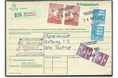 40 øre Bølgelinie (2), 1,60 kr. Byfornyelse (2) og 5 kr. Rigsvåben (2) på adressekort for pakke annulleret med trodat stempel Nørresundby Postkontor d. 24.5.1982 til Tåstrup.