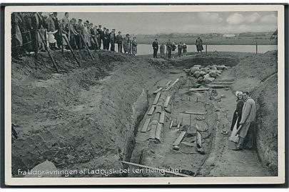 Udgravningen af Ladbyskibet. Stenders no. 74846.