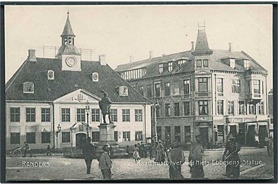 Raadhustorvet med Niels Ebbesens statue i Randers. Stenders no. 730.